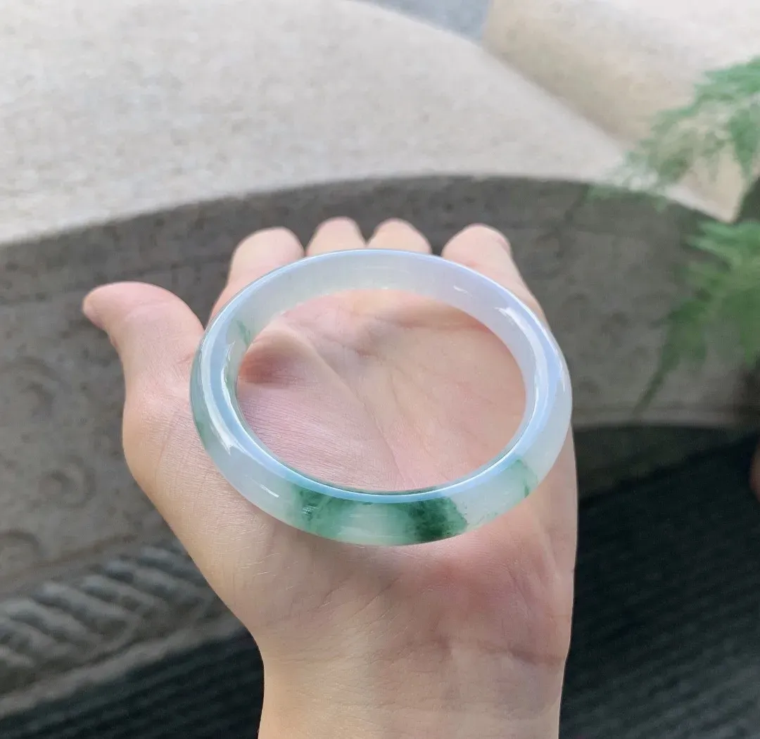木纳冰飘蓝圆条，晶莹水润，满圈胶感十足，冰纯细腻，小精品！
尺寸52/8.5/8