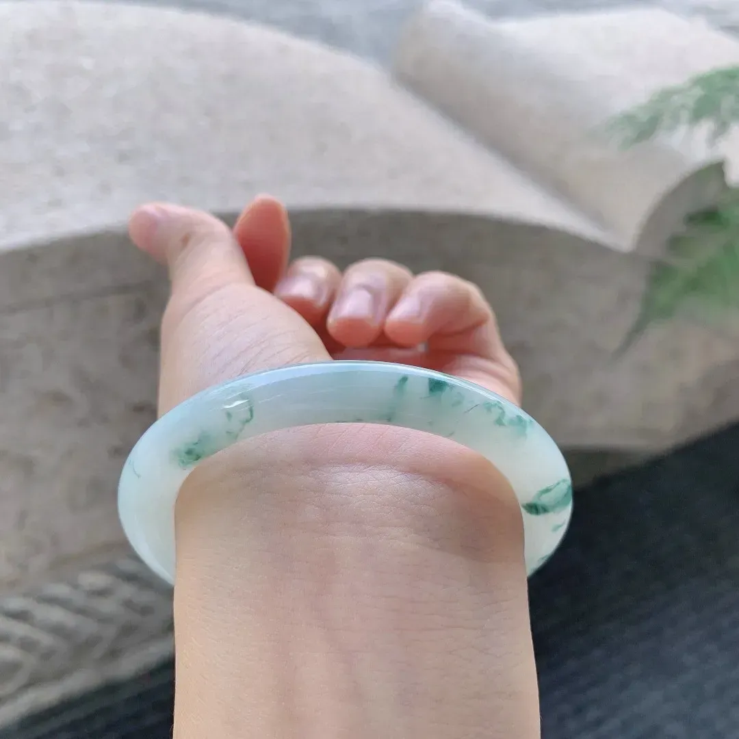 细糯飘蓝花圆条，水润细腻，种老清爽，蓝花灵动，内圈有棉线无碍
尺寸55.8-7.6