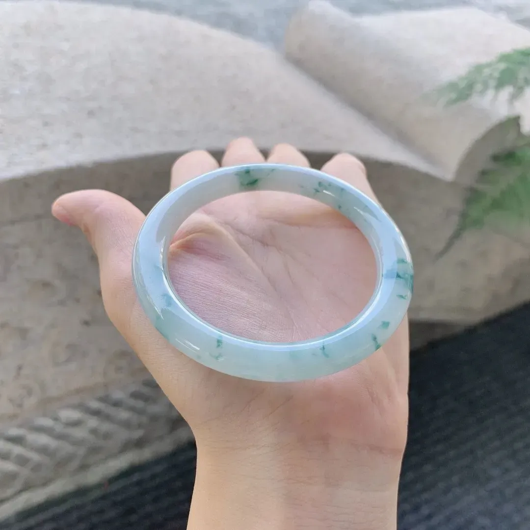 细糯飘蓝花圆条，水润细腻，种老清爽，蓝花灵动，内圈有棉线无碍
尺寸55.8-7.6