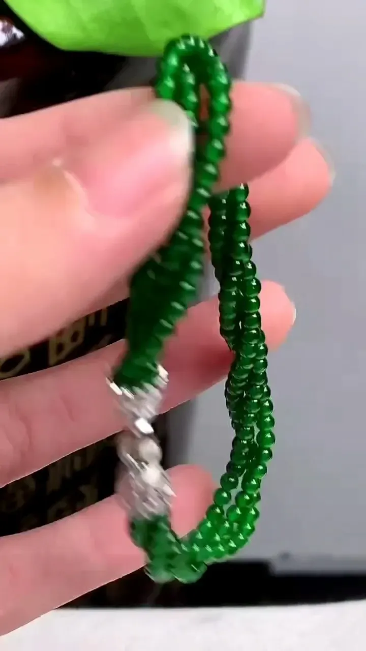 老坑全胶感满辣绿小米珠手串 198颗，尺寸:3mm，2023年9月23日
工厂直销收藏佳品,种好水足，色泽均匀，有种有色，上手高大气！重量:10.37g