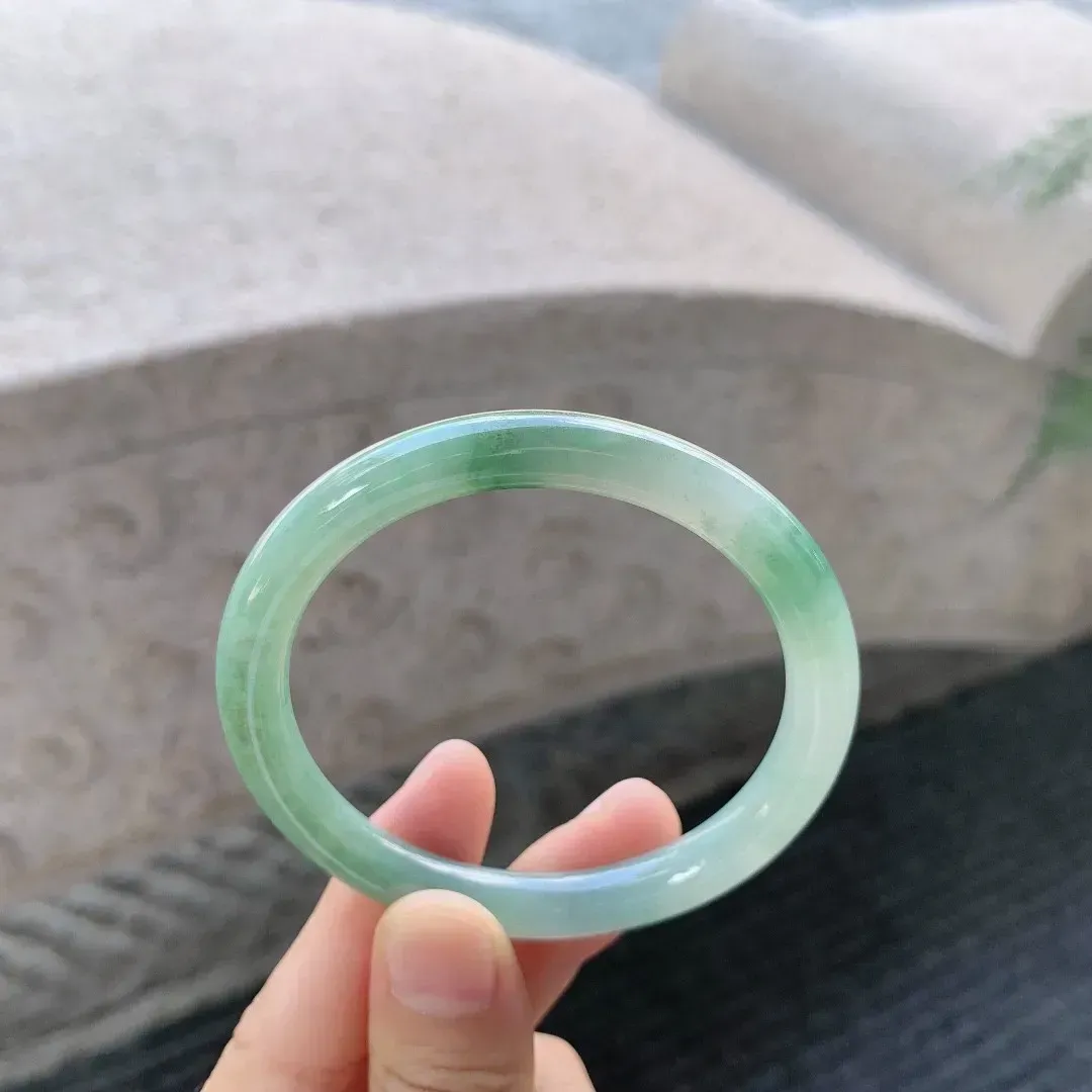细糯飘绿圆条，水润清爽，色彩鲜明，种水好，有棉线无碍
尺寸51.8-7.6