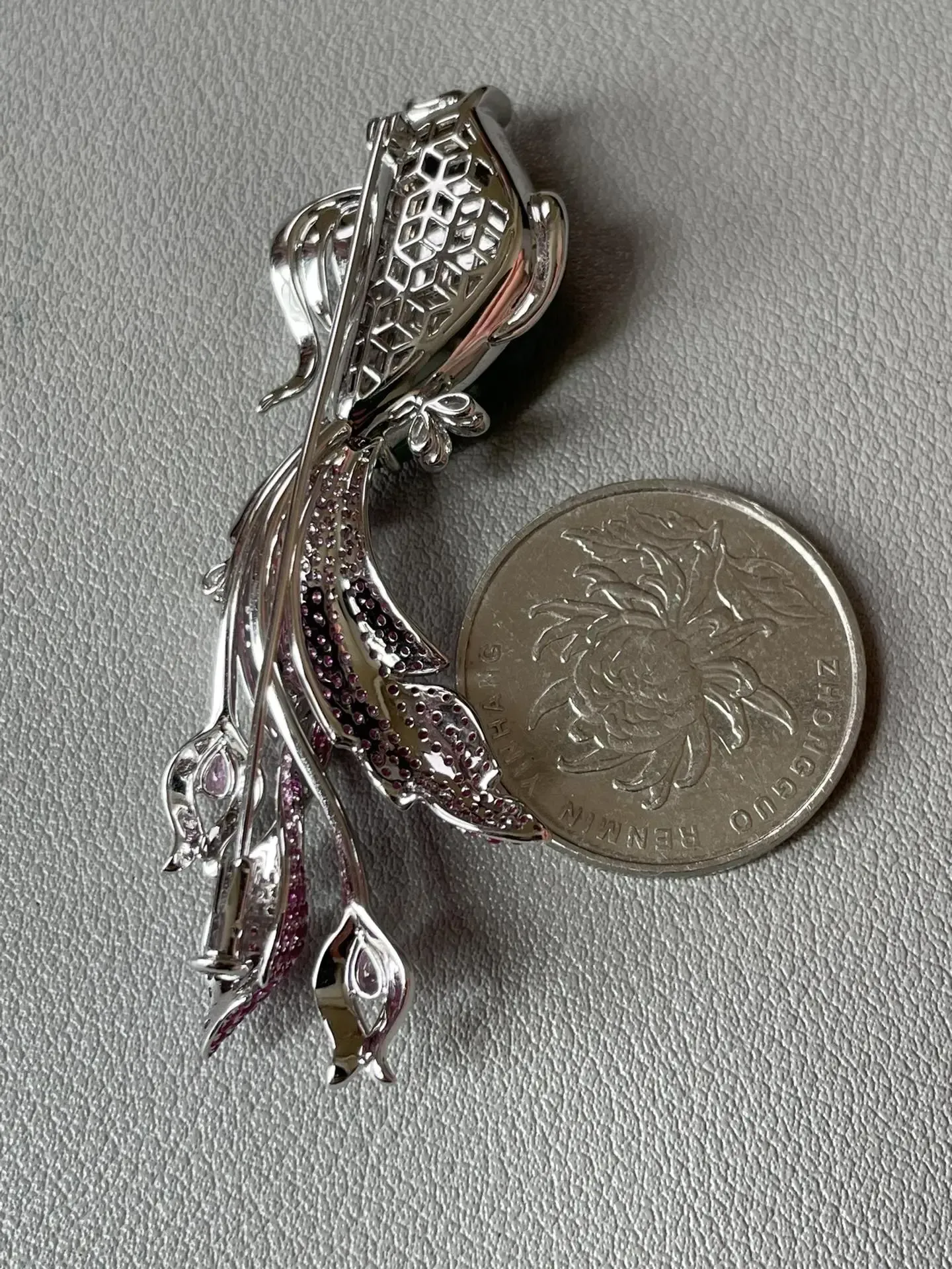 【限时特惠】冰阳绿金鱼胸针，无纹裂，水头足，色泽艳丽，裸石25.7/13.2/6-整体63/19/9.8，编号923