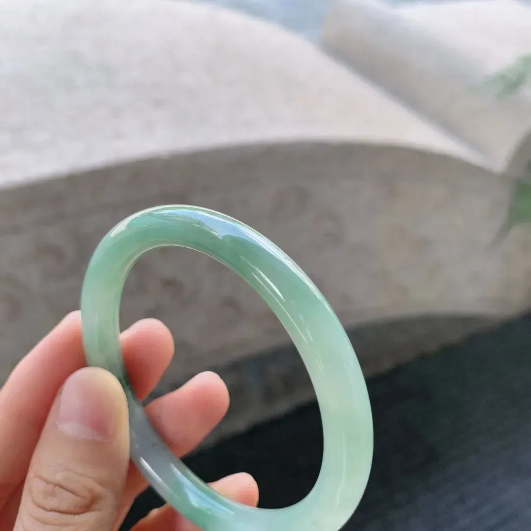 细糯飘绿圆条，水润清爽，色彩鲜明，种水好，有棉线无碍
尺寸51.8-7.6