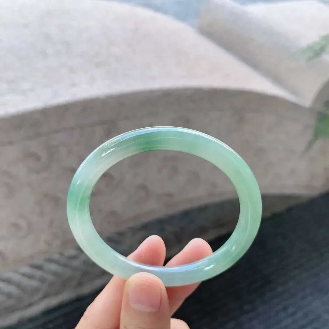 细糯飘绿圆条，水润清爽，色彩鲜明，种水好，有棉线无碍
尺寸51.8-7.6