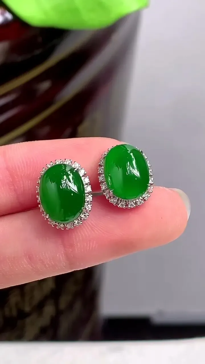 【限时特惠】老坑全胶感18k金满绿蛋面耳钉，尺寸:11-8.2-8.2mm，2023年9月23日
工厂直销收藏佳品,种好水足，色泽均匀，有种有色，上手高大气！重量:3.77g