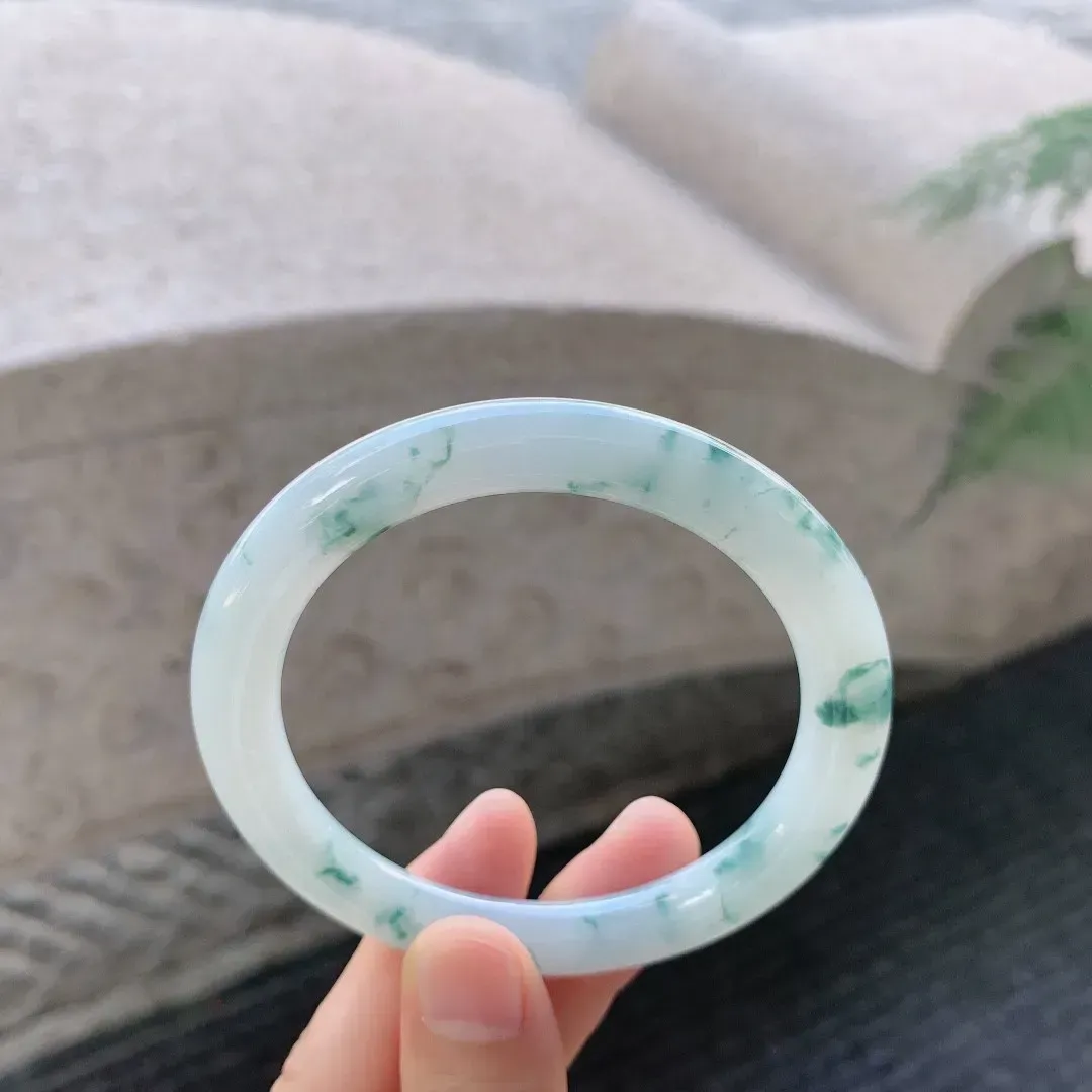 细糯飘蓝花圆条，水润细腻，种老清爽，蓝花灵动，内圈有棉线无碍
尺寸55.8-7.6