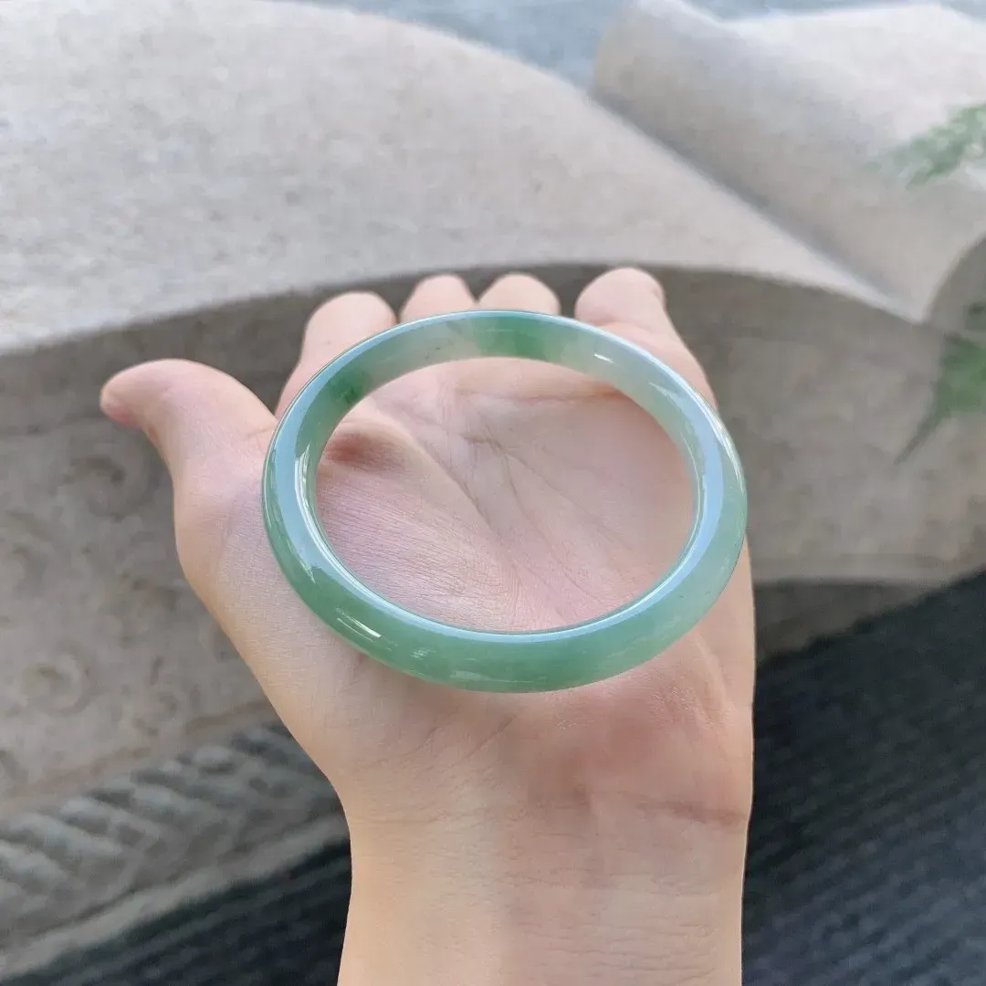 细糯飘绿圆条，水润清爽，色彩鲜明，种水好，有棉线无碍
尺寸51.8-7.6
