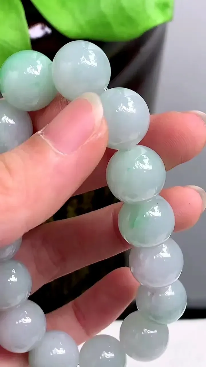 老坑全胶感冰种飘绿圆珠手串 15颗，尺寸:13.8mm，2023年9月24日
工厂直销收藏佳品,种好水足，色泽均匀，有种有色，上手高大气！重量:68.06g H