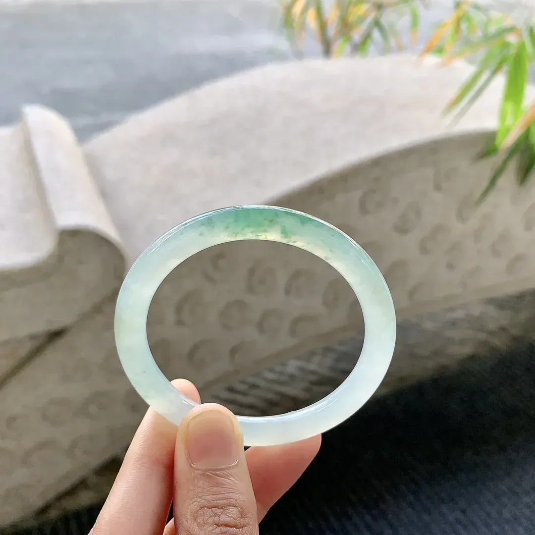 冰飘绿花圆条，水润，种老，细腻，打灯有絮线！
【圈口】50.8/6.2/7