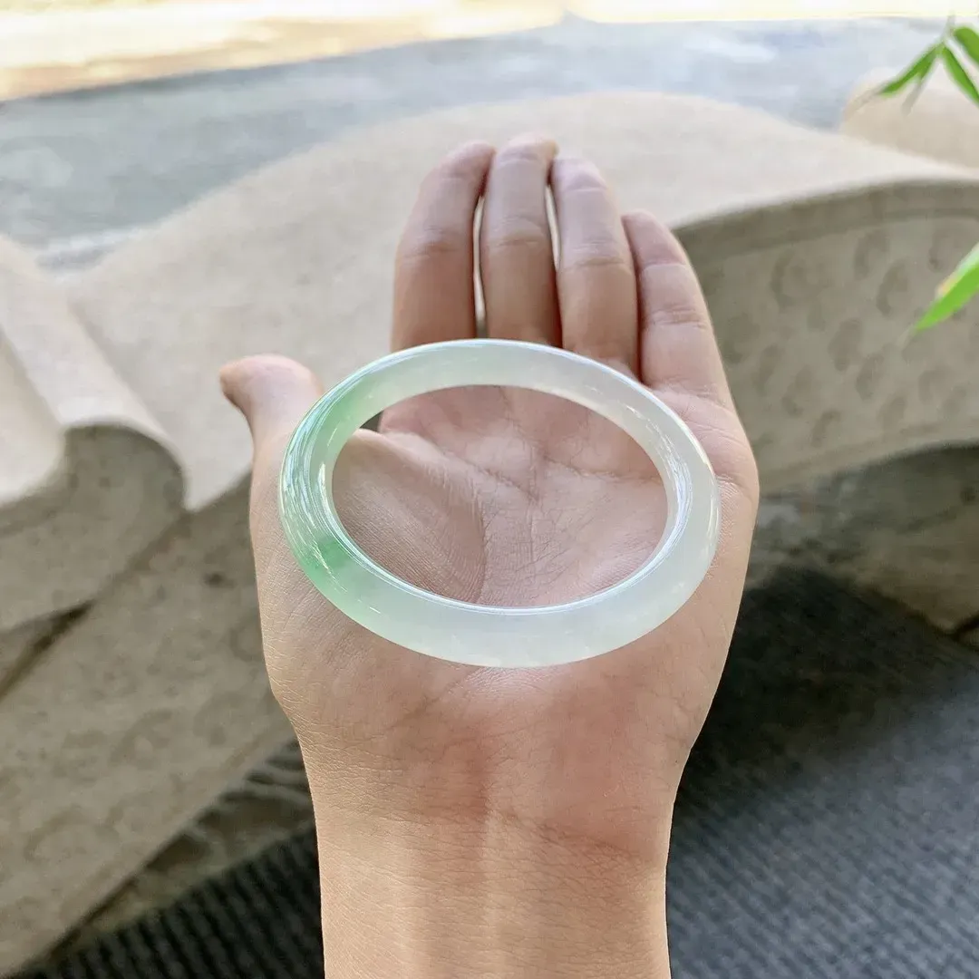 冰飘绿圆条，水润，种老，细腻，打灯有棉纹线！
【圈口】52.5/7.4/8
