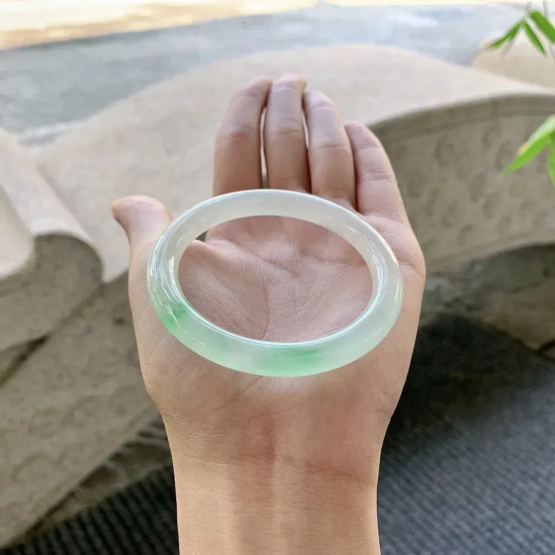 冰飘绿圆条，水润，种老，细腻，打灯有棉纹线！
【圈口】52.5/7.4/8