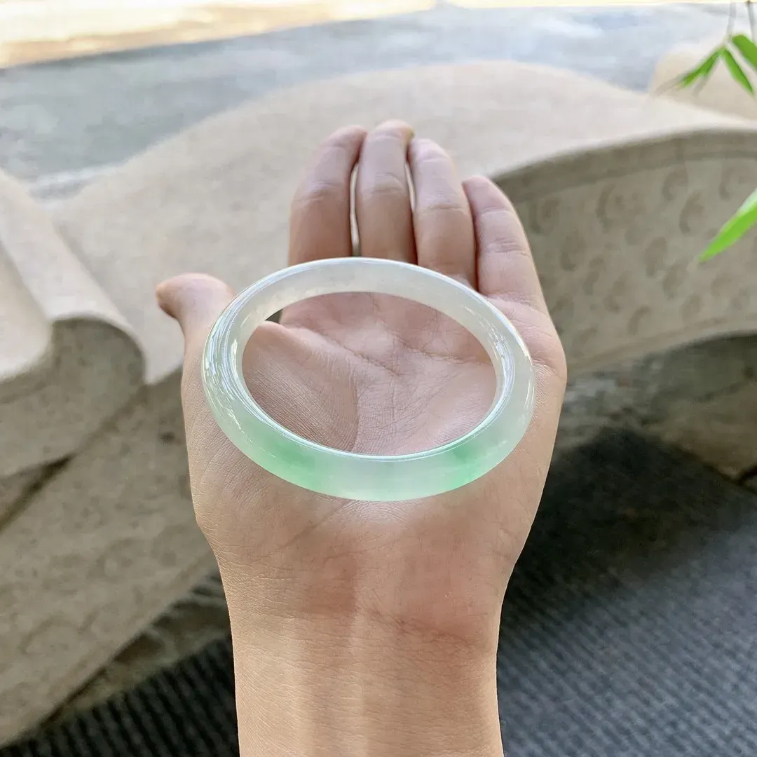 冰飘绿圆条，水润，种老，细腻，打灯有棉纹线！
【圈口】52.5/7.4/8