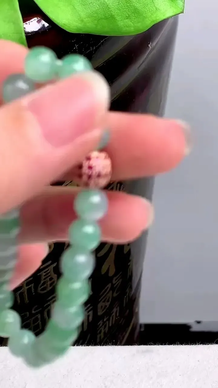 老坑全胶感飘绿圆珠手串，尺寸:7mm，2023年9月24日
工厂直销收藏佳品,种好水足，色泽均匀，有种有色，上手高大气！重量:14.85g H