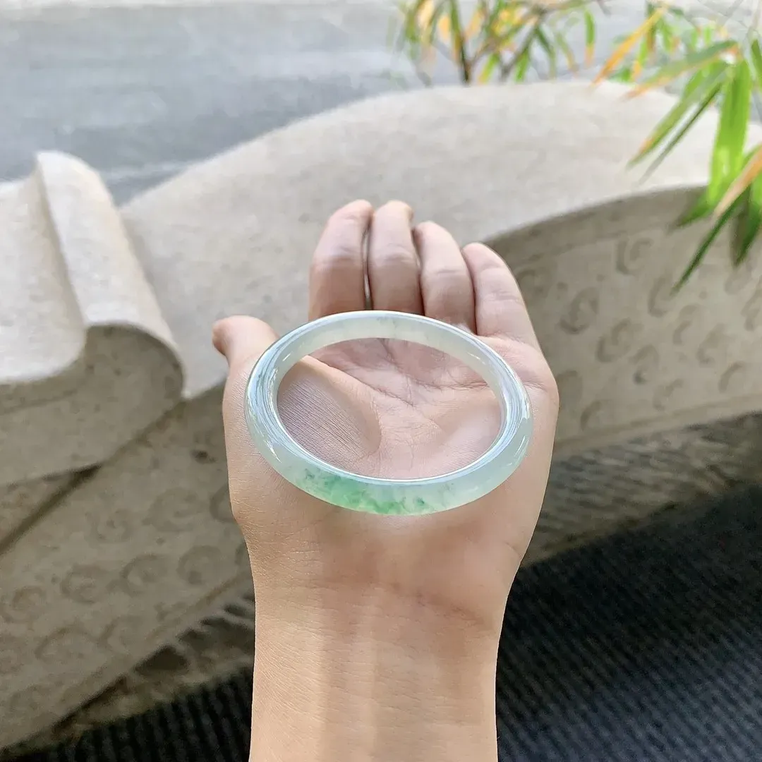 冰飘绿花圆条，水润，种老，细腻，打灯有絮线！
【圈口】50.8/6.2/7