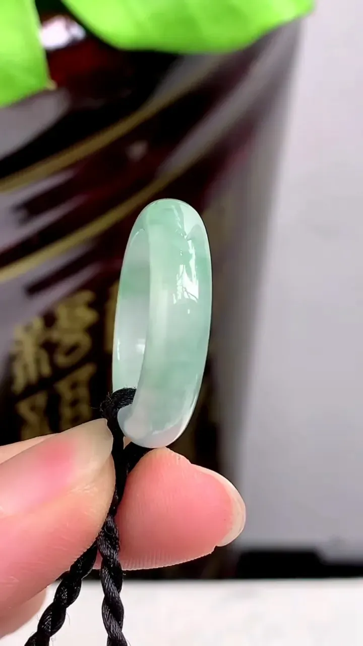 老坑全胶感冰种飘花指环戒指，尺寸:19-6-3.6mm，2023年9月24日
工厂直销收藏佳品,种好水足，色泽均匀，有种有色，上手高大气！重量:4.20g H