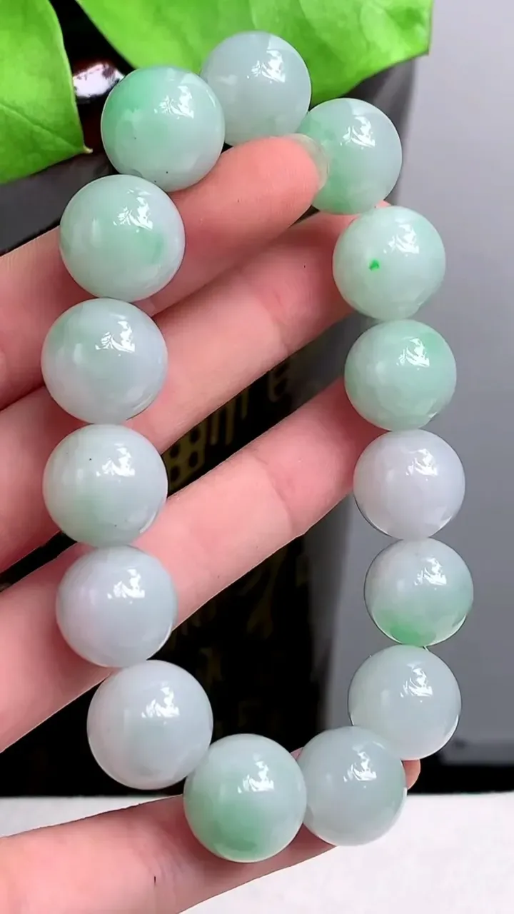 老坑全胶感冰种飘绿圆珠手串 15颗，尺寸:13.8mm，2023年9月24日
工厂直销收藏佳品,种好水足，色泽均匀，有种有色，上手高大气！重量:68.06g H