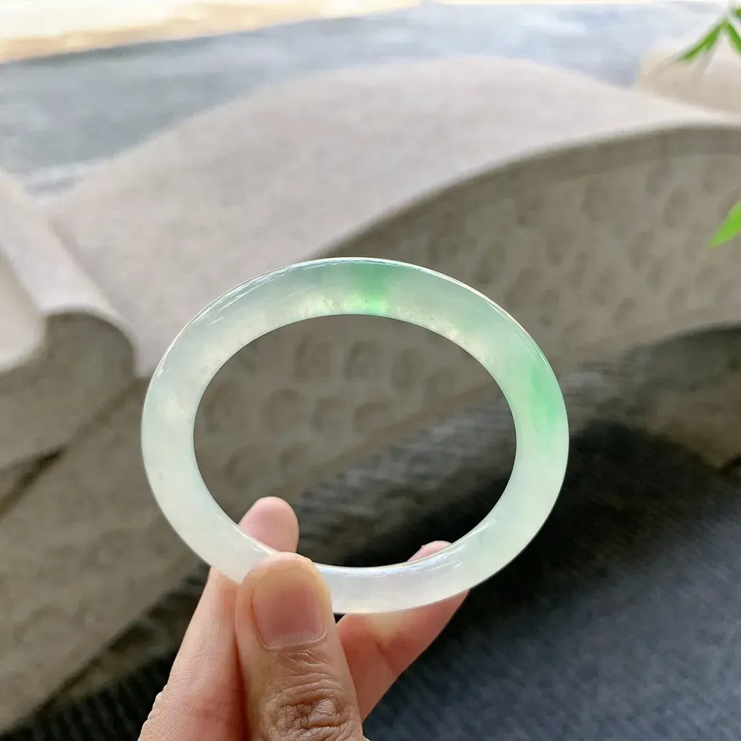 冰飘绿圆条，水润，种老，细腻，打灯有棉纹线！
【圈口】52.5/7.4/8