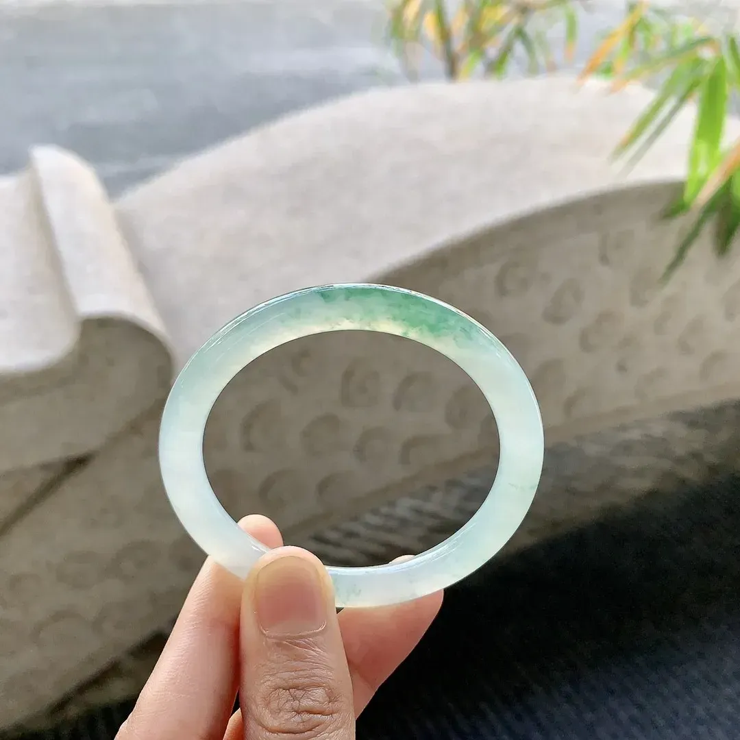 冰飘绿花圆条，水润，种老，细腻，打灯有絮线！
【圈口】50.8/6.2/7