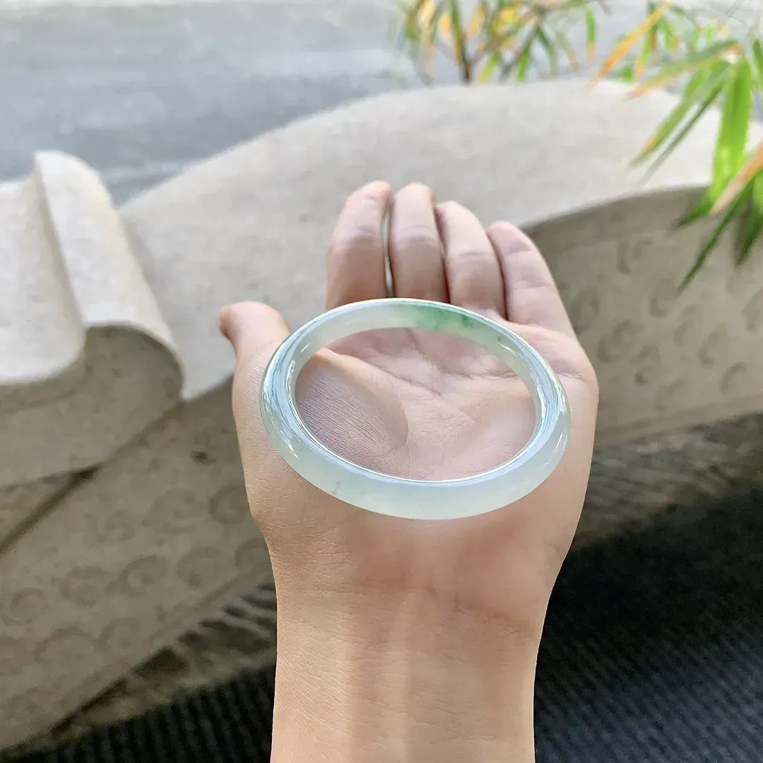 冰飘绿花圆条，水润，种老，细腻，打灯有絮线！
【圈口】50.8/6.2/7