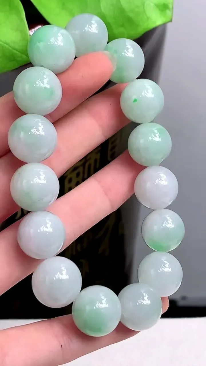 老坑全胶感冰种飘绿圆珠手串 15颗，尺寸:13.8mm，2023年9月24日
工厂直销收藏佳品,种好水足，色泽均匀，有种有色，上手高大气！重量:68.06g H