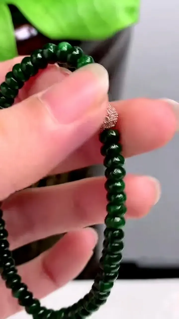 老坑全胶感满辣绿算盘珠手串 59颗，尺寸:4.2-2.4mm，2023年9月28日
工厂直销收藏佳品,种好水足，色泽均匀，有种有色，上手高大气！重量:8.30g