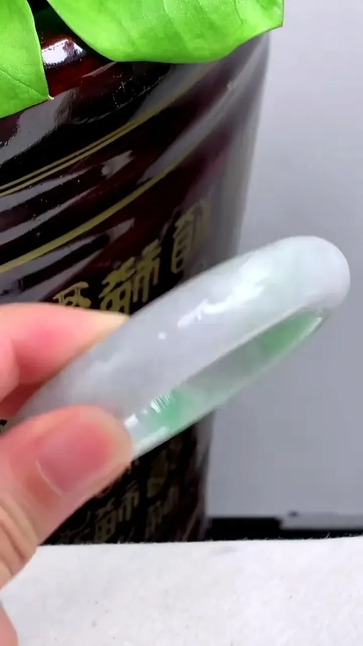 圈口59-60老坑 飘绿宽边手镯 尺寸: 59.4-13.2-9mm 重量:72.38g H2023年9月30日
玉质细腻 种水好 
尺寸: -- 重量:72.38g H2023年9月30日