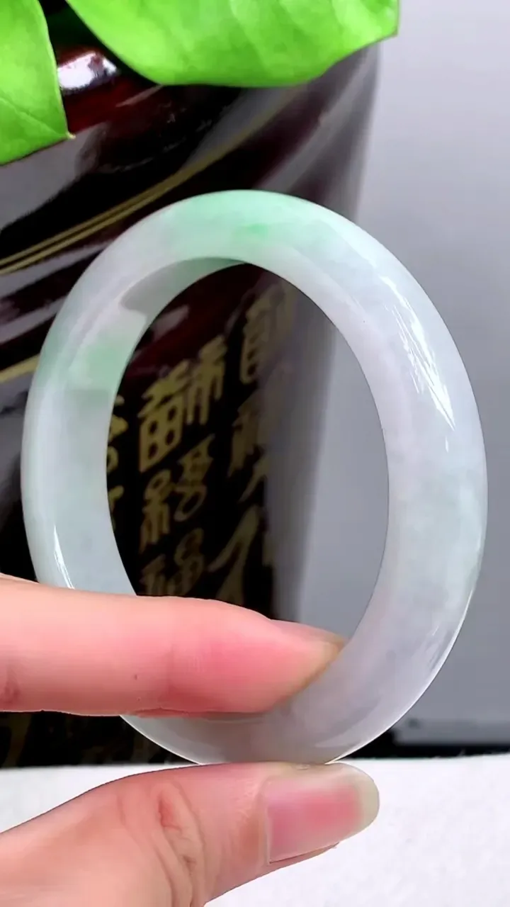 圈口59-60老坑 飘绿宽边手镯 尺寸: 59.4-13.2-9mm 重量:72.38g H2023年9月30日
玉质细腻 种水好 
尺寸: -- 重量:72.38g H2023年9月30日