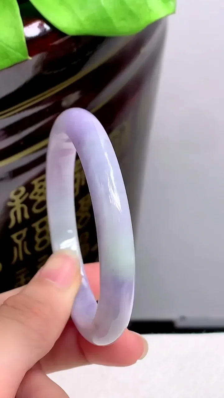 圈口56-57老坑 紫罗兰宽边手镯 尺寸: 56.5-9.3-7.5mm 重量:37.98g H2023年9月30日
玉质细腻 种水好 
尺寸: -- 重量:37.98g H2023年9月30日