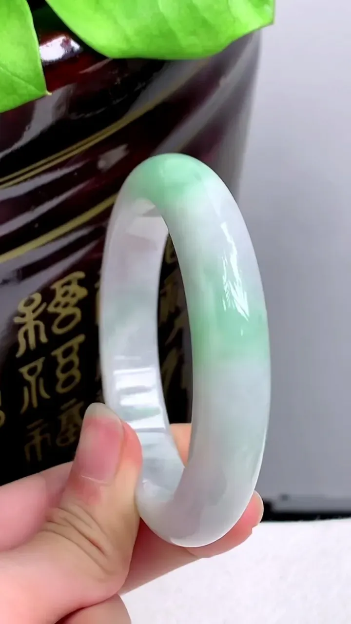 圈口59-60老坑 飘绿宽边手镯 尺寸: 59.4-13.2-9mm 重量:72.38g H2023年9月30日
玉质细腻 种水好 
尺寸: -- 重量:72.38g H2023年9月30日