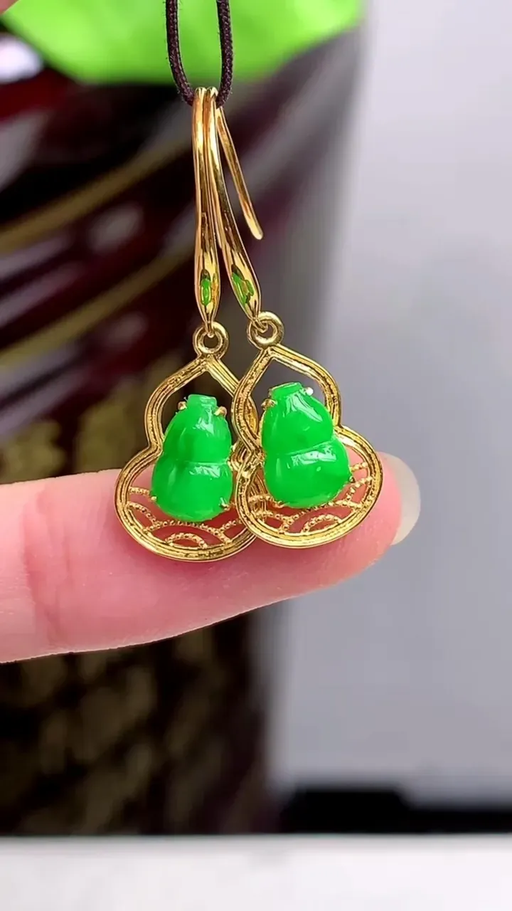 【限时特惠】老坑全胶感18k金满绿葫芦耳坠，尺寸:7.75-2.4mm，2023年9月30日
工厂直销收藏佳品,种好水足，色泽均匀，有种有色，上手高大气！重量:1.85g