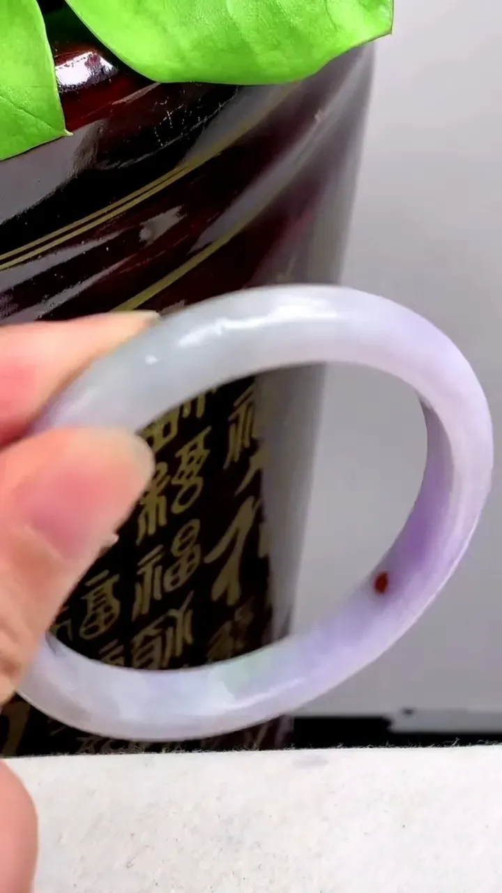 圈口56-57老坑 紫罗兰宽边手镯 尺寸: 56.5-9.3-7.5mm 重量:37.98g H2023年9月30日
玉质细腻 种水好 
尺寸: -- 重量:37.98g H2023年9月30日
