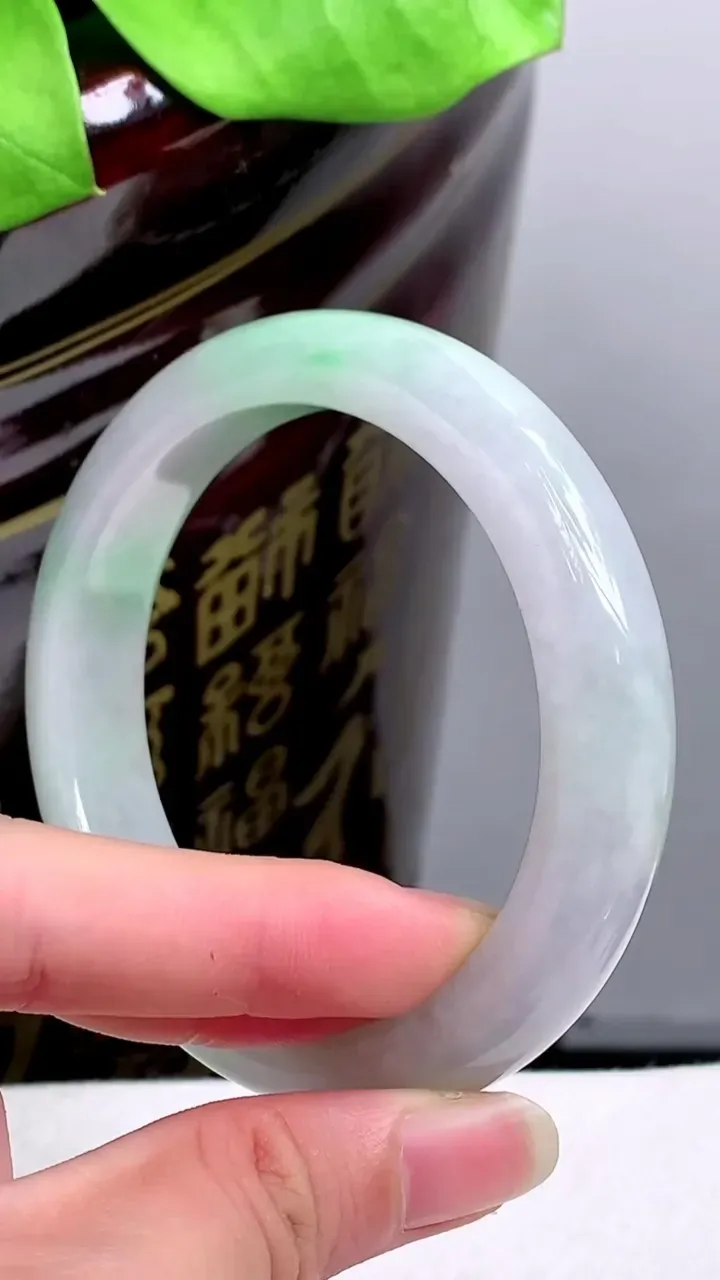 圈口59-60老坑 飘绿宽边手镯 尺寸: 59.4-13.2-9mm 重量:72.38g H2023年9月30日
玉质细腻 种水好 
尺寸: -- 重量:72.38g H2023年9月30日