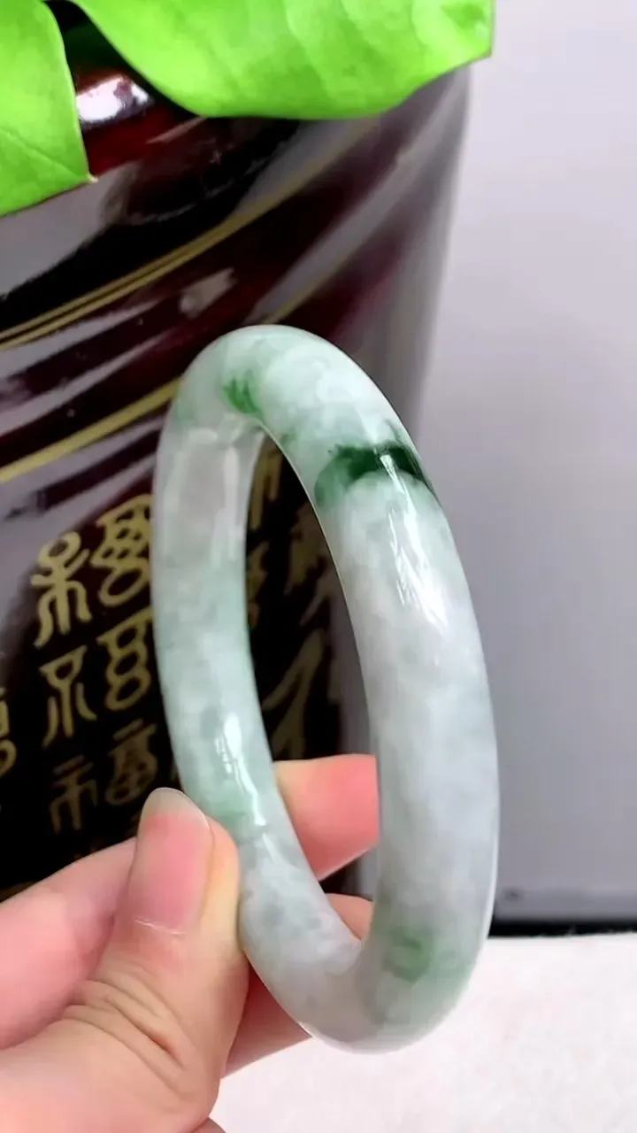 圈口56-57老坑 飘花圆条手镯 尺寸: 56.2-11.2mm 重量:66.11g H2023年9月30日
玉质细腻 种水好 
尺寸: - 重量:66.11g H2023年9月30日