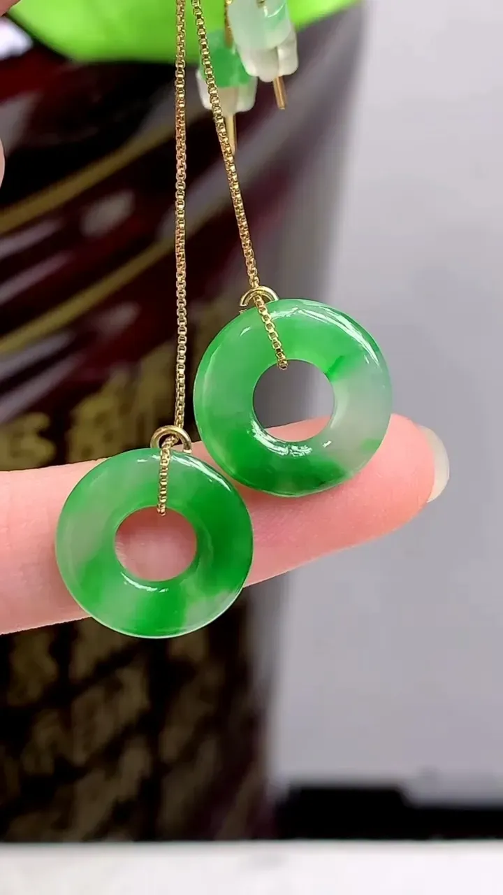 【限时特惠】老坑全胶感18k金冰种满绿平安环耳坠，尺寸:14.5-2.2mm，2023年9月30日
工厂直销收藏佳品,种好水足，色泽均匀，有种有色，上手高大气！重量:2.58g