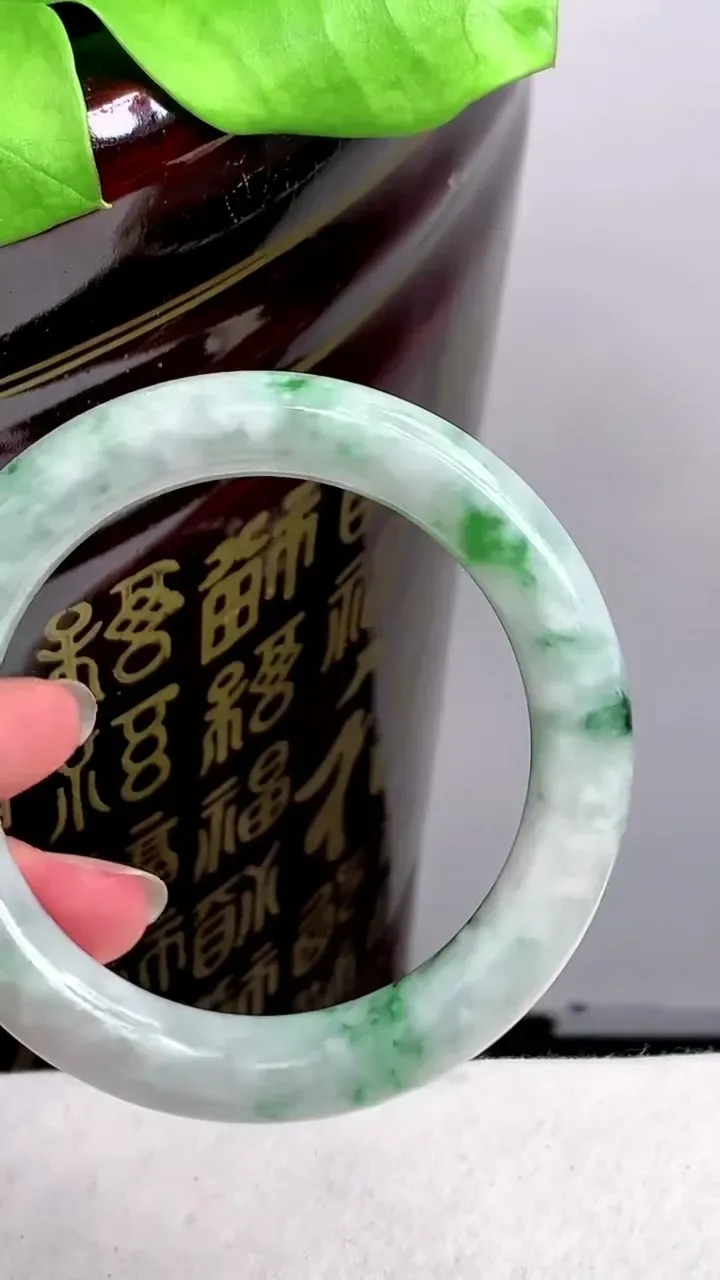 圈口56-57老坑 飘花圆条手镯 尺寸: 56.2-11.2mm 重量:66.11g H2023年9月30日
玉质细腻 种水好 
尺寸: - 重量:66.11g H2023年9月30日