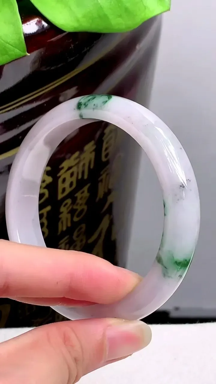 圈口58-59老坑 紫罗兰飘花宽边手镯 尺寸: 58.8-13-7.8mm 重量:58.55g H2023年9月30日
玉质细腻 种水好 
尺寸: -- 重量:58.55g H2023年9月30日