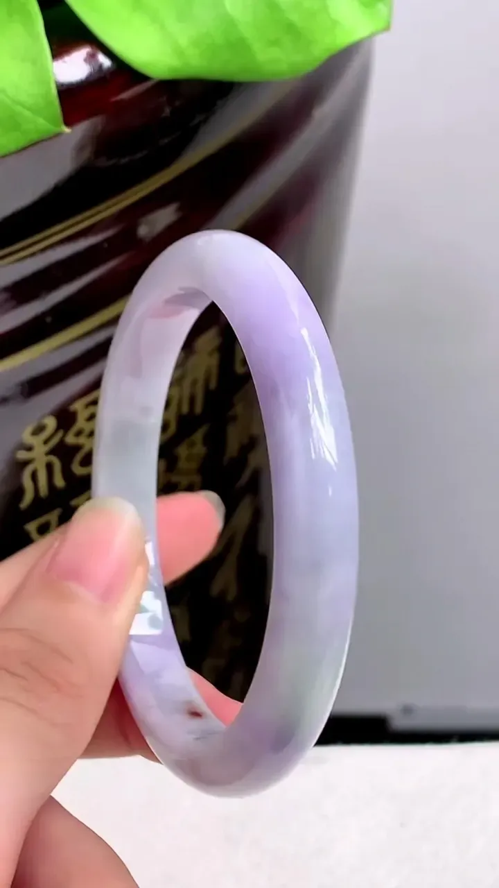 圈口56-57老坑 紫罗兰宽边手镯 尺寸: 56.5-9.3-7.5mm 重量:37.98g H2023年9月30日
玉质细腻 种水好 
尺寸: -- 重量:37.98g H2023年9月30日