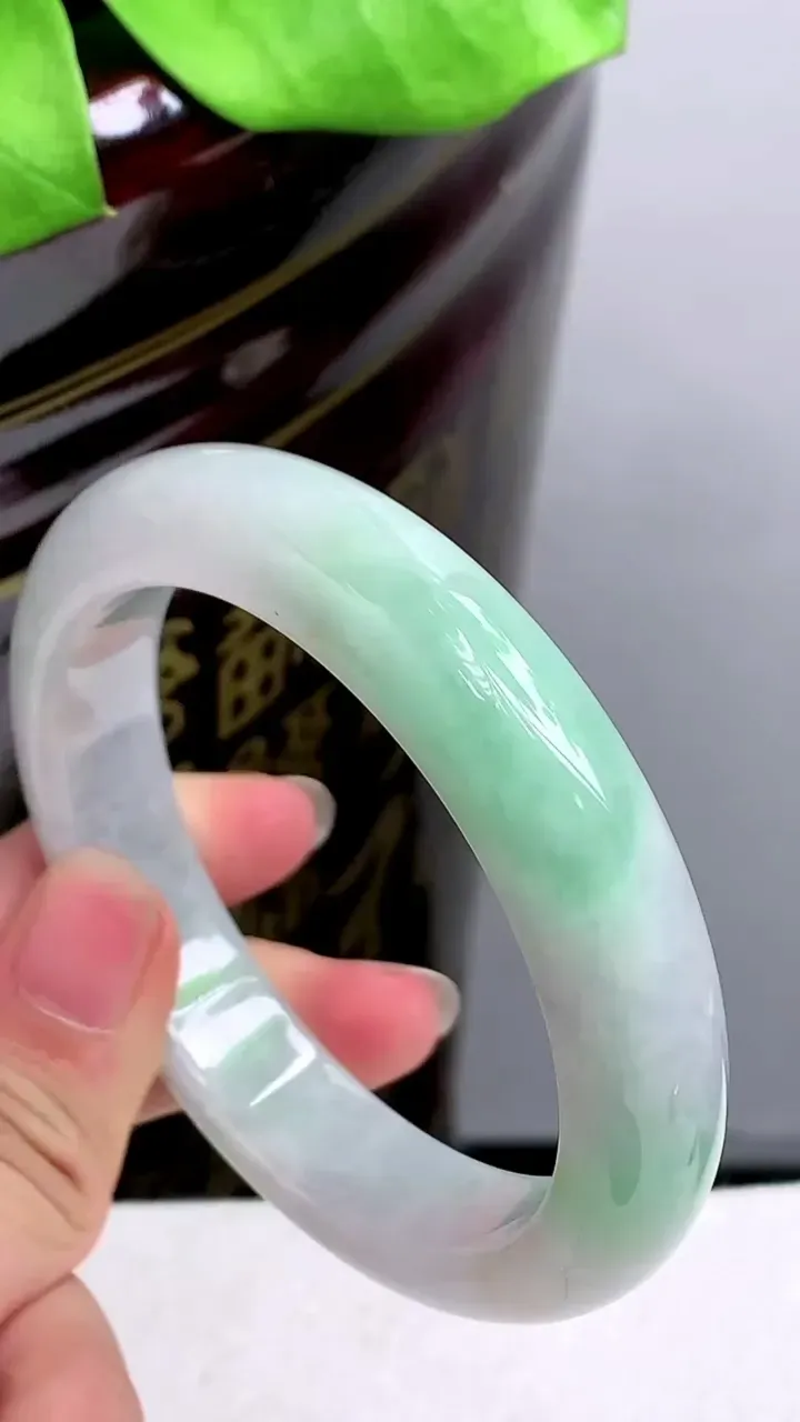 圈口59-60老坑 飘绿宽边手镯 尺寸: 59.4-13.2-9mm 重量:72.38g H2023年9月30日
玉质细腻 种水好 
尺寸: -- 重量:72.38g H2023年9月30日