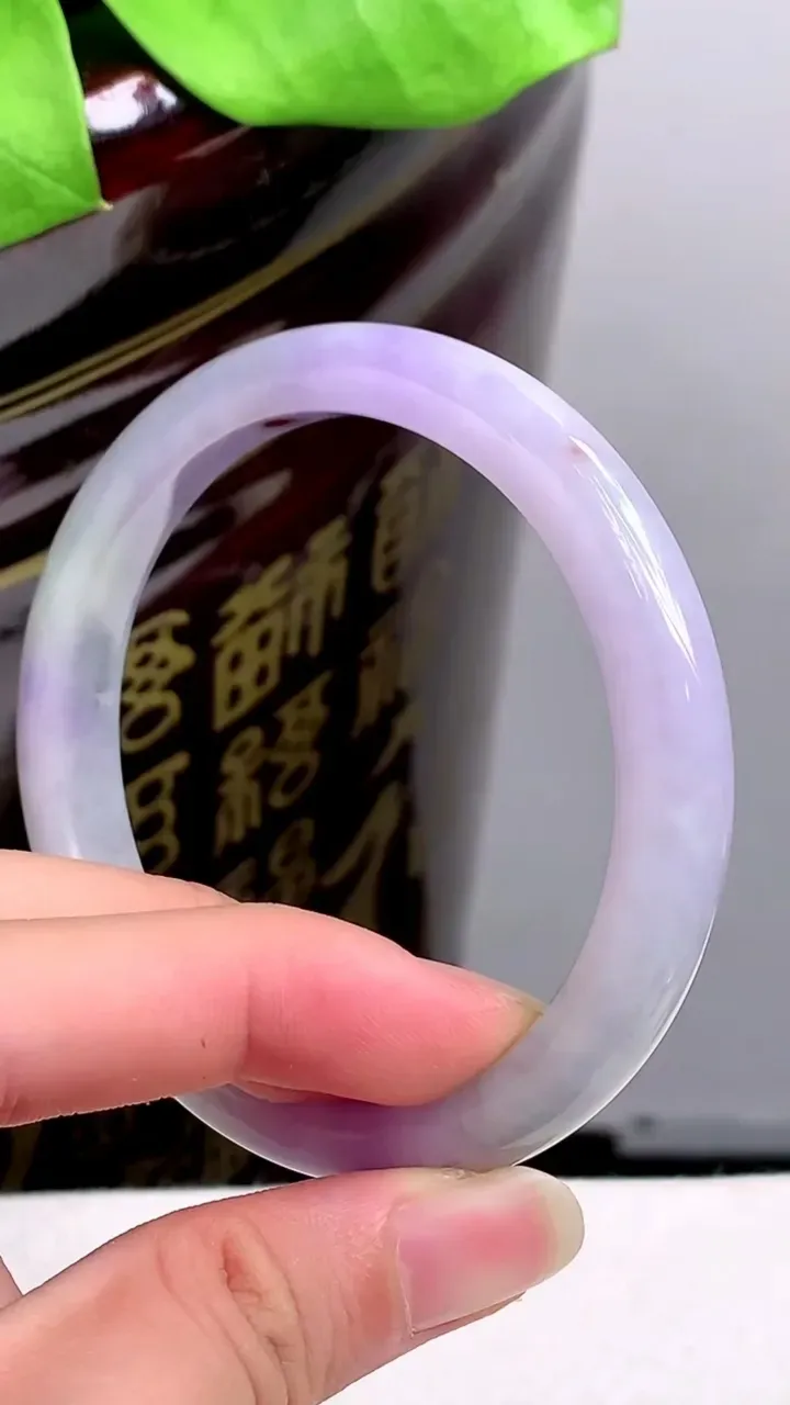 圈口56-57老坑 紫罗兰宽边手镯 尺寸: 56.5-9.3-7.5mm 重量:37.98g H2023年9月30日
玉质细腻 种水好 
尺寸: -- 重量:37.98g H2023年9月30日