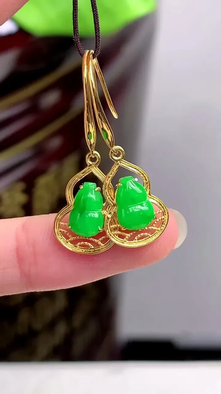 【限时特惠】老坑全胶感18k金满绿葫芦耳坠，尺寸:7.75-2.4mm，2023年9月30日
工厂直销收藏佳品,种好水足，色泽均匀，有种有色，上手高大气！重量:1.85g
