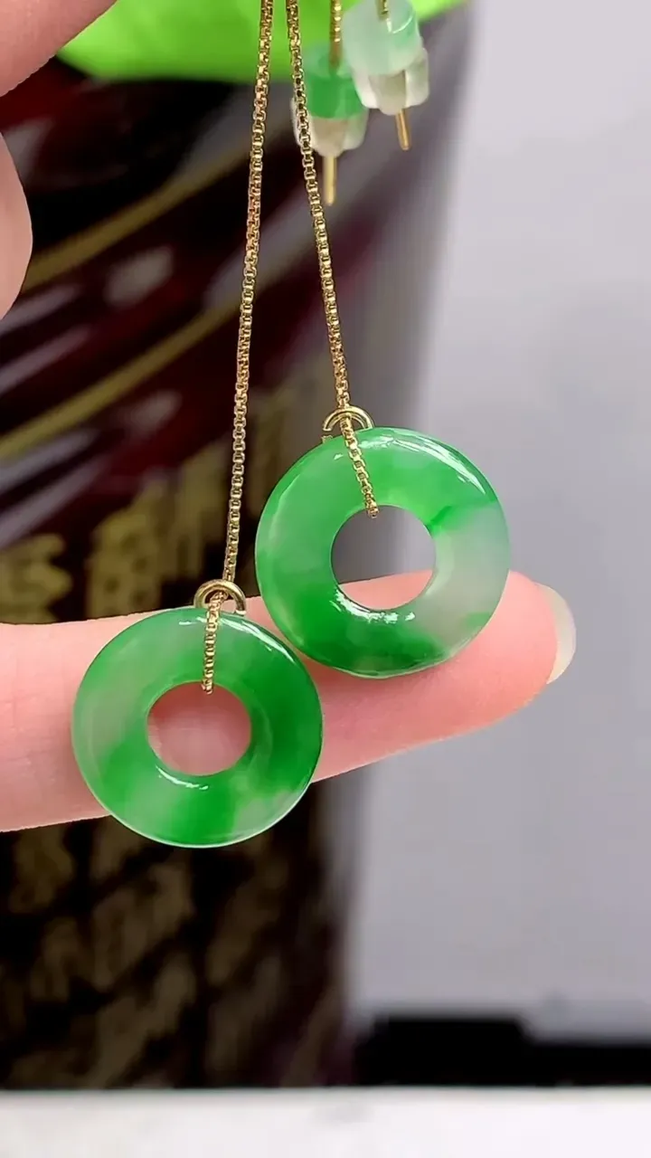 【限时特惠】老坑全胶感18k金冰种满绿平安环耳坠，尺寸:14.5-2.2mm，2023年9月30日
工厂直销收藏佳品,种好水足，色泽均匀，有种有色，上手高大气！重量:2.58g