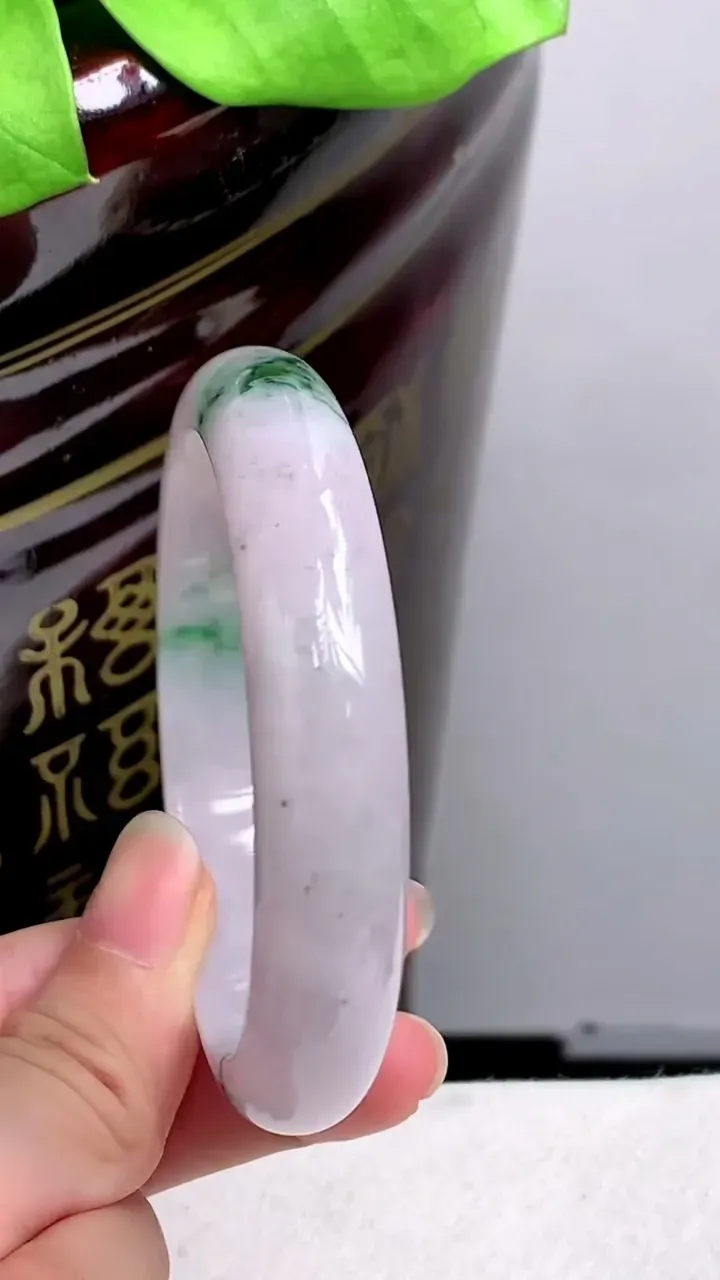圈口58-59老坑 紫罗兰飘花宽边手镯 尺寸: 58.8-13-7.8mm 重量:58.55g H2023年9月30日
玉质细腻 种水好 
尺寸: -- 重量:58.55g H2023年9月30日