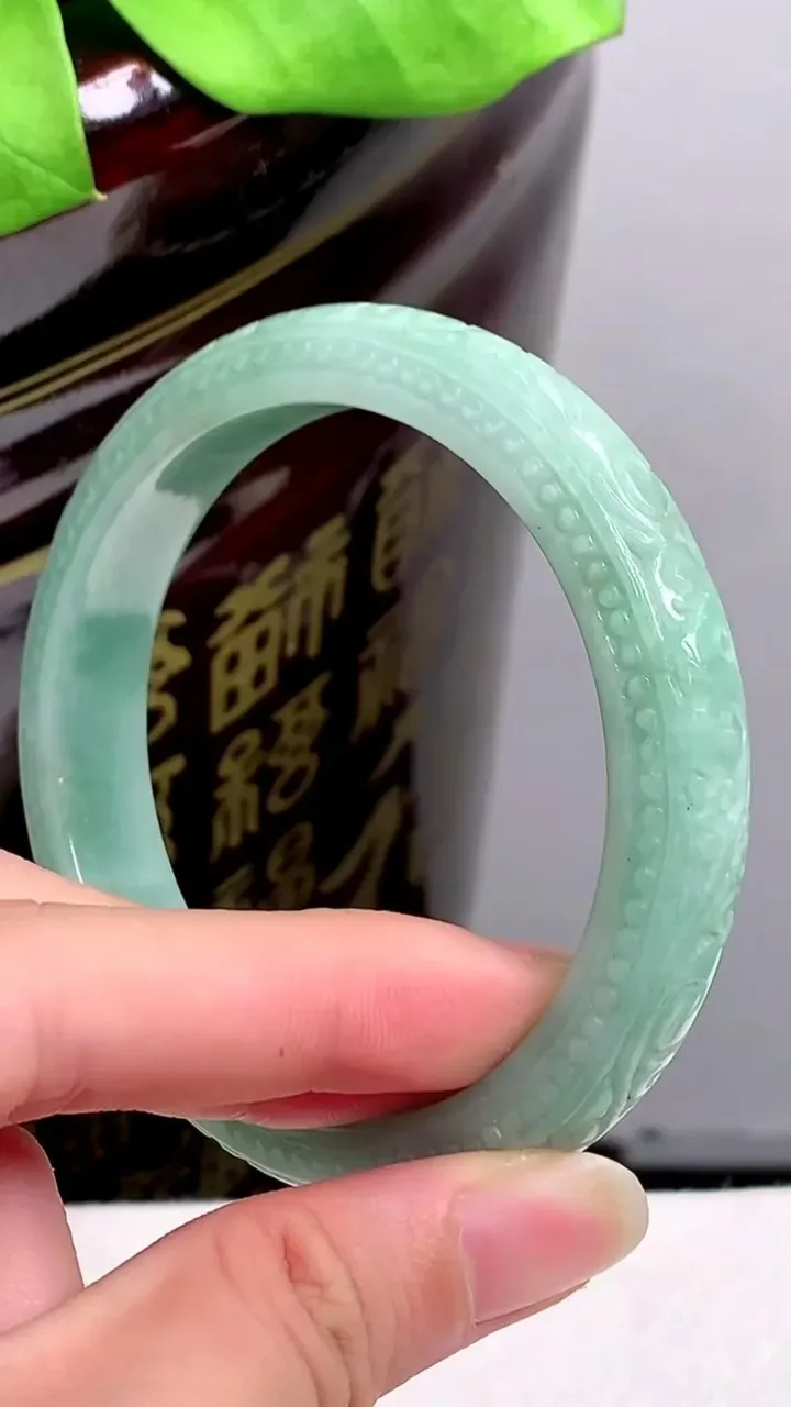 圈口58-59老坑 满绿雕花宽边手镯 尺寸: 58.3-12-8mm 重量:54.96g H2023年9月30日
玉质细腻 种水好 
尺寸: -- 重量:54.96g H2023年9月30日
