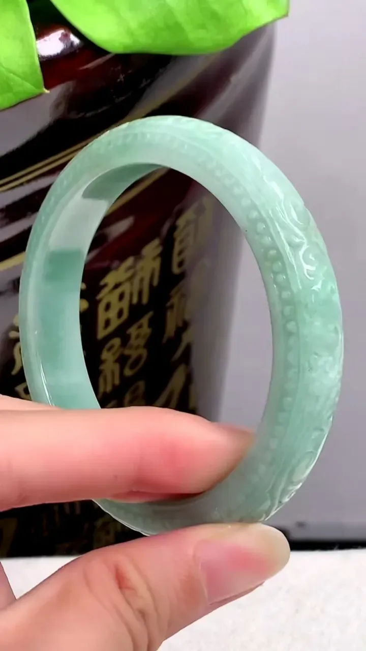 圈口58-59老坑 满绿雕花宽边手镯 尺寸: 58.3-12-8mm 重量:54.96g H2023年9月30日
玉质细腻 种水好 
尺寸: -- 重量:54.96g H2023年9月30日