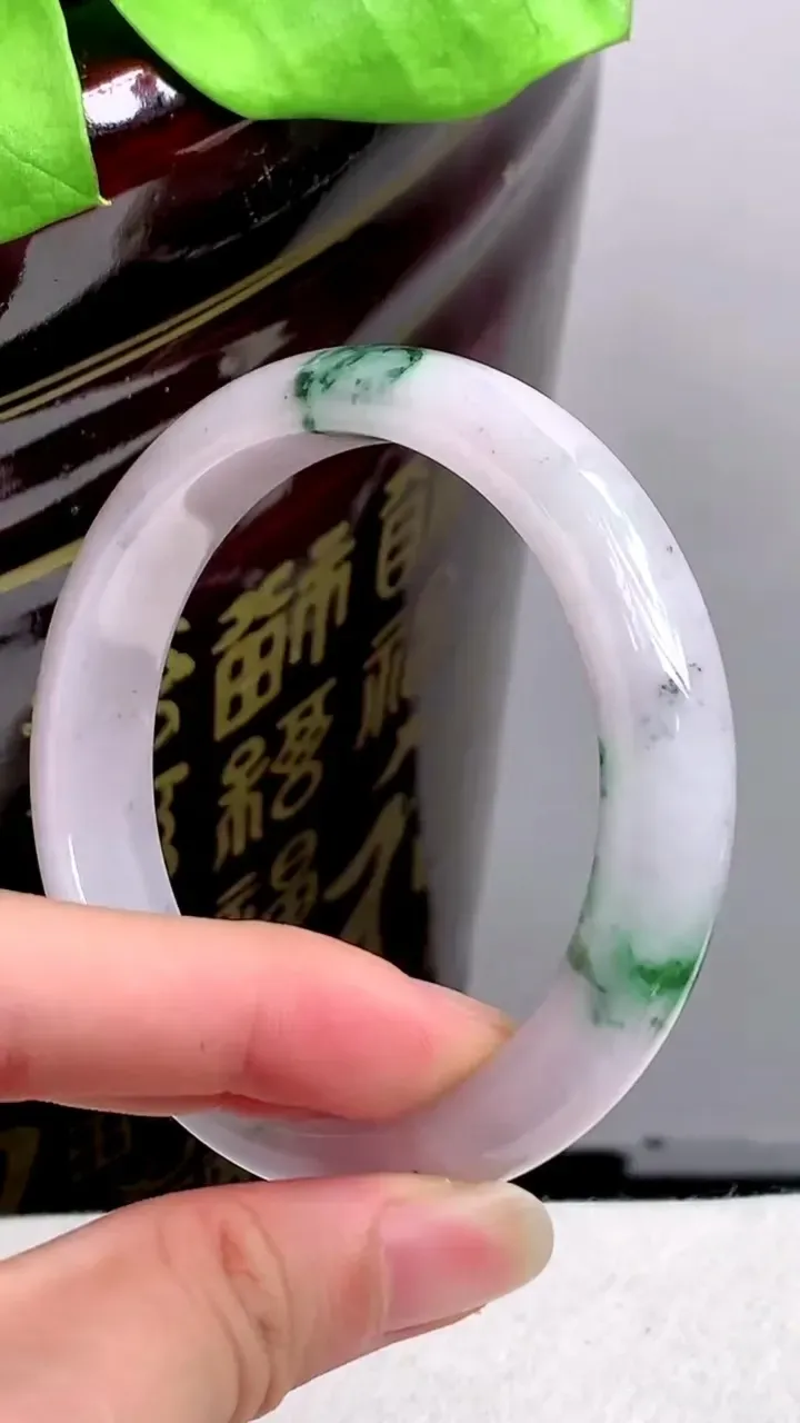 圈口58-59老坑 紫罗兰飘花宽边手镯 尺寸: 58.8-13-7.8mm 重量:58.55g H2023年9月30日
玉质细腻 种水好 
尺寸: -- 重量:58.55g H2023年9月30日