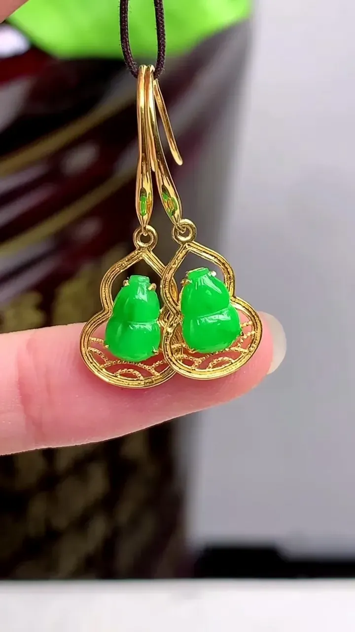 【限时特惠】老坑全胶感18k金满绿葫芦耳坠，尺寸:7.75-2.4mm，2023年9月30日
工厂直销收藏佳品,种好水足，色泽均匀，有种有色，上手高大气！重量:1.85g