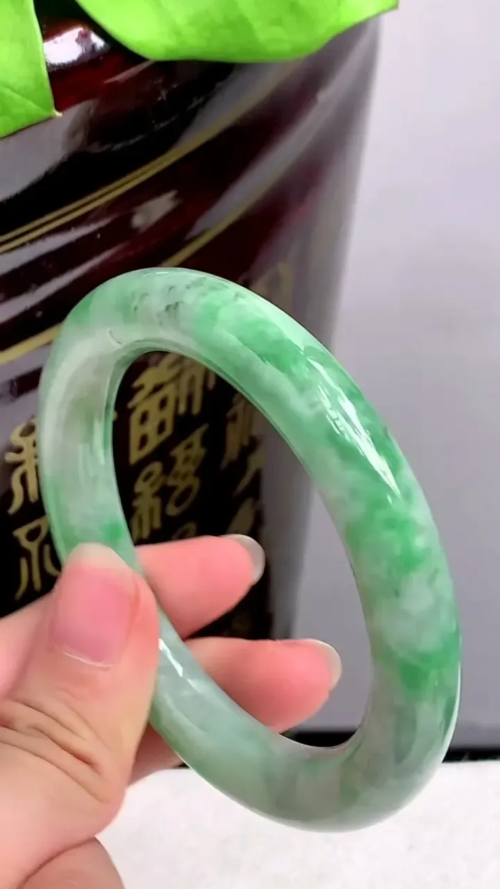 圈口54-55老坑 满绿圆条手镯 尺寸: 54.3-10.3mm 重量:56.13g H2023年9月30日
玉质细腻 种水好 
尺寸: - 重量:56.13g H2023年9月30日