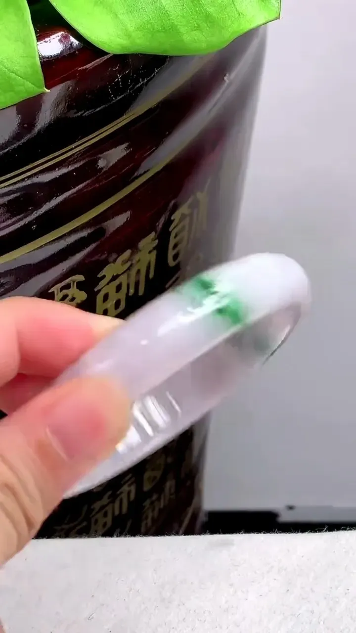 圈口58-59老坑 紫罗兰飘花宽边手镯 尺寸: 58.8-13-7.8mm 重量:58.55g H2023年9月30日
玉质细腻 种水好 
尺寸: -- 重量:58.55g H2023年9月30日