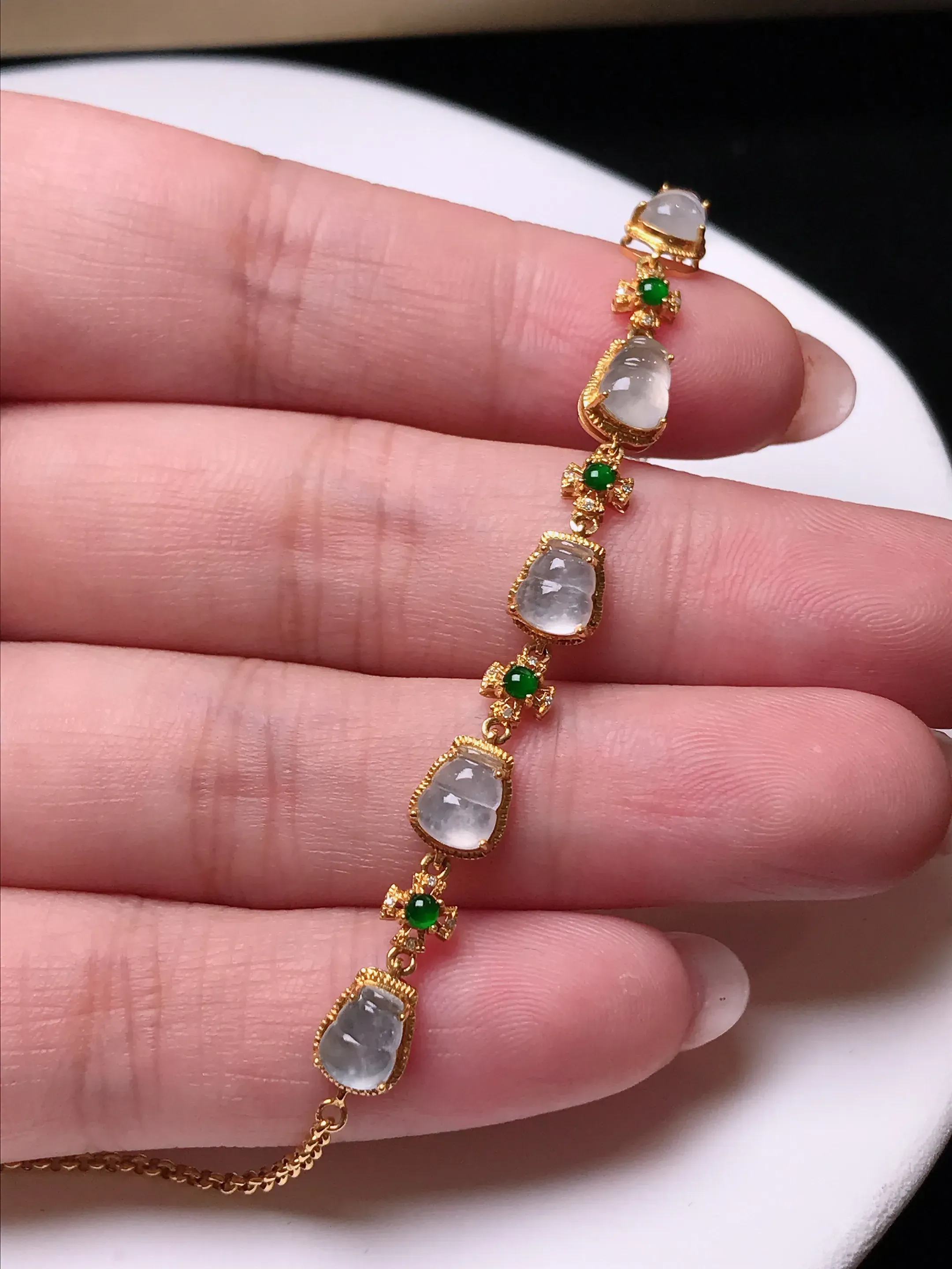 严选推荐手链，老坑冰种葫芦手链，18k金钻镶嵌而成，品相佳，佩戴效果出众，尽显气质。种水很好，盈润通透，起强玻璃光泽。色泽纯正，相当漂亮。高性价比，值得入手品鉴。裸石尺寸约8.8-6毫米