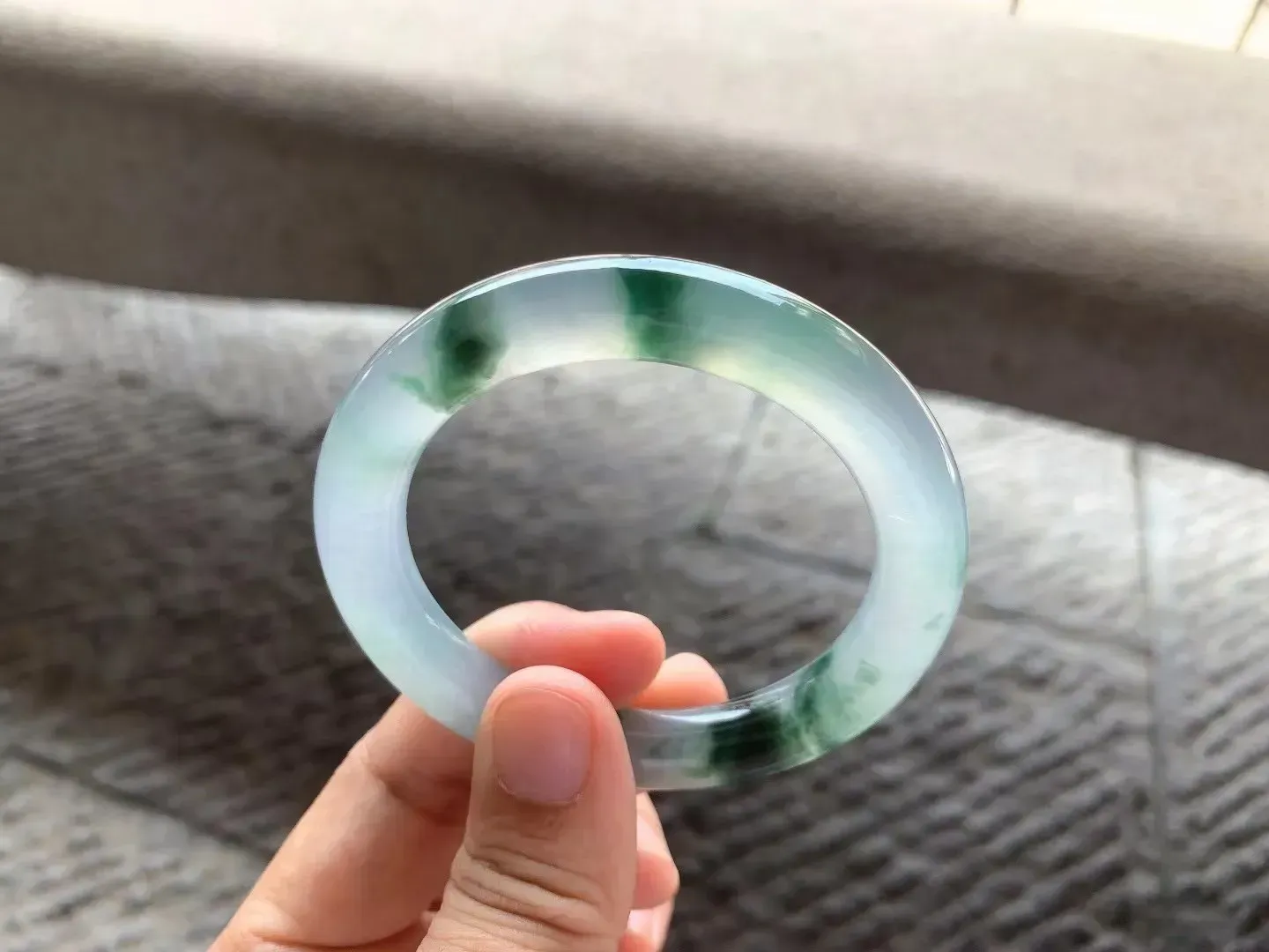 冰飘绿花圆条手镯，尺寸52*10*10 老坑种水，通体冰透，清润水足，起光起胶，绿花轻盈！